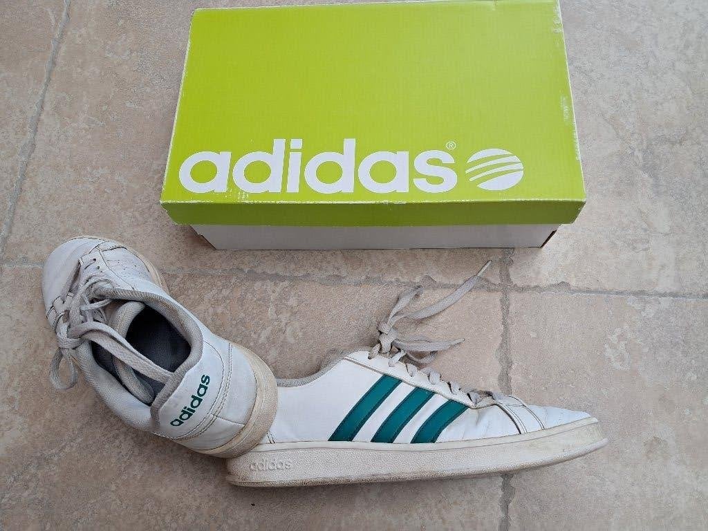 GRATIS Merk Adidas witte sneakers, Kleding | Heren, Wit, Ophalen of Verzenden, Adidas, Sneakers