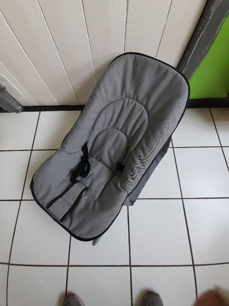 Transat bébé gris avec harnais, Utilisé, Avec ceinture(s), Siège de balançoire, Enlèvement