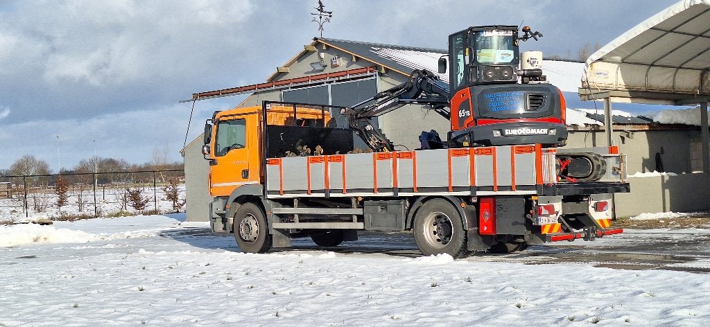midi graafmachine met vrachtwagen man, Zakelijke goederen, Ophalen, Graafmachine