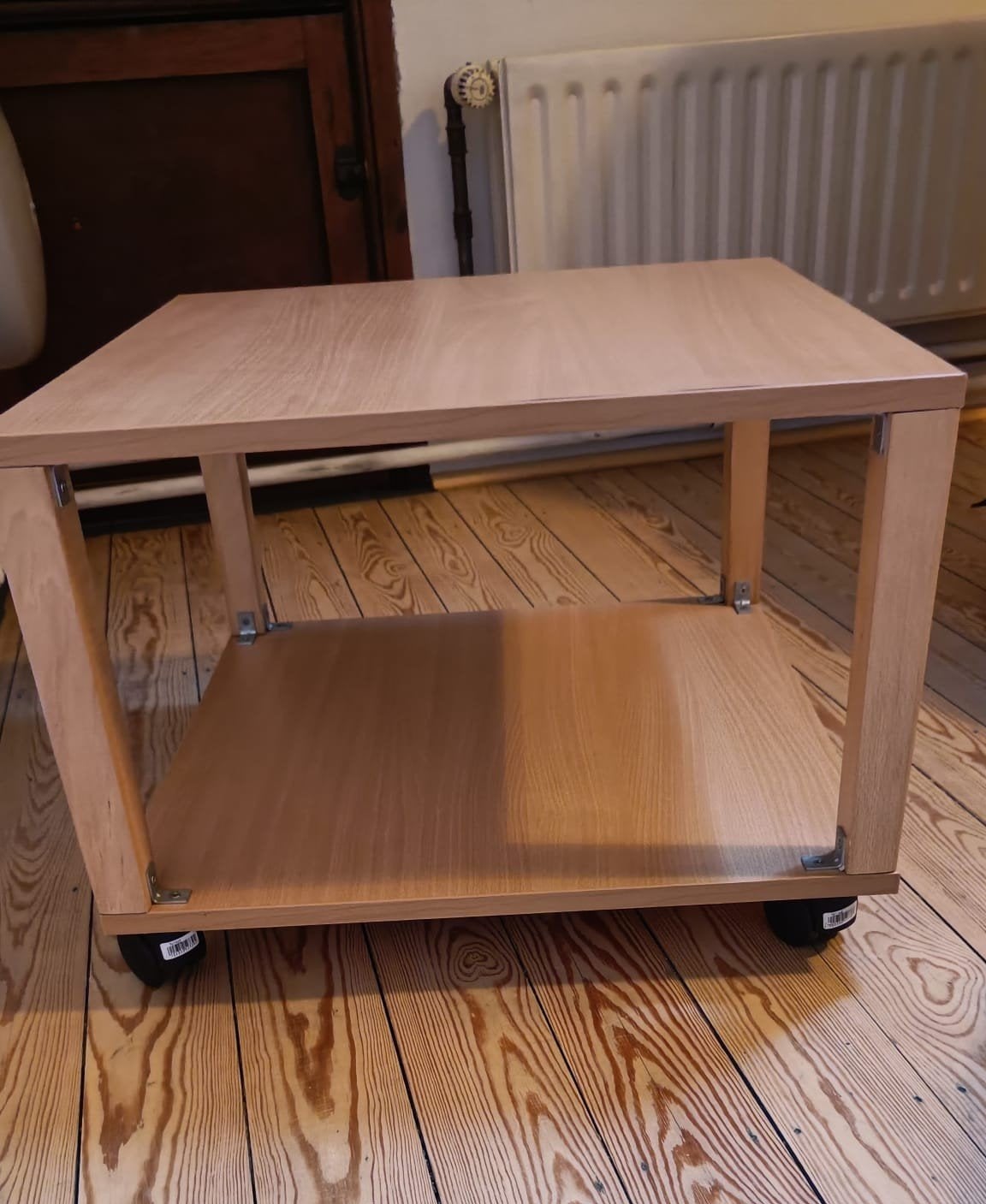 Stevig houten bijzettafeltje / tv-meubel op wielen, Huis en Inrichting, Kasten |Televisiemeubels, Ophalen, 50 tot 100 cm, Zo goed als nieuw
