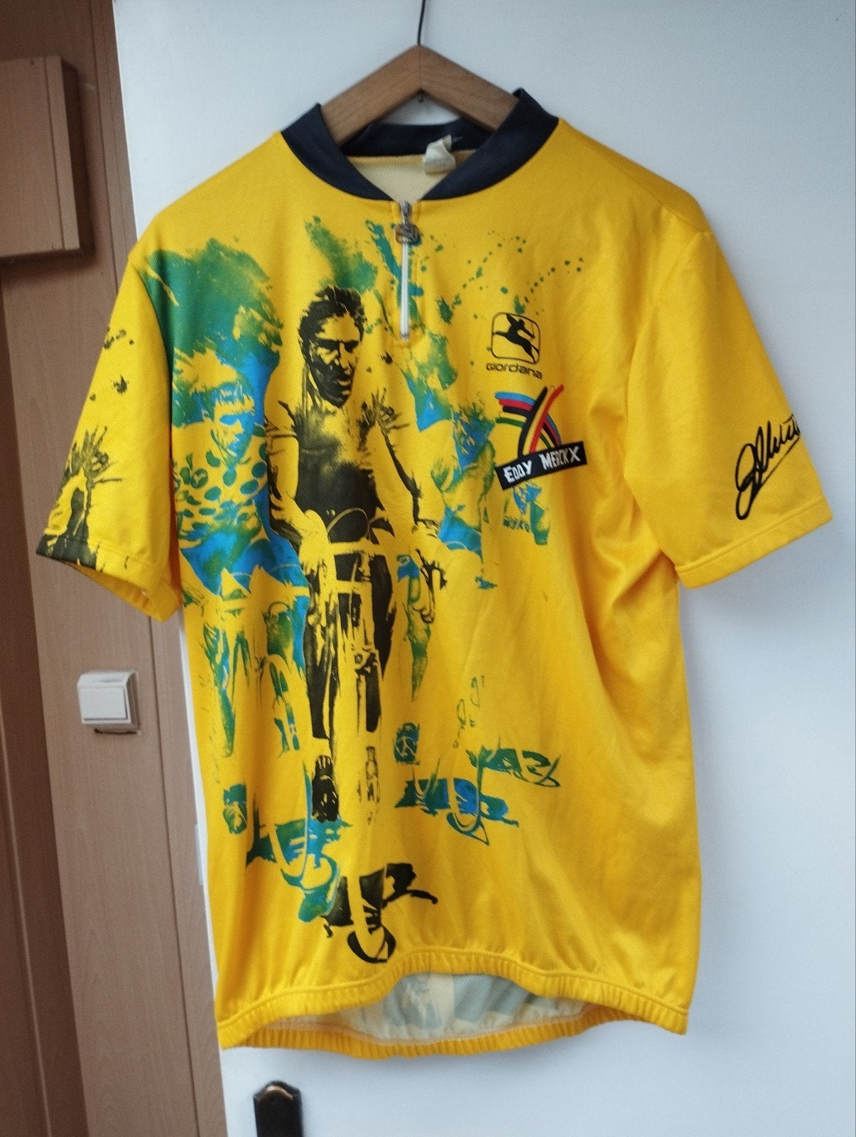een wielrenner trui over Eddy Merckx met handtekening erop v, Enlèvement