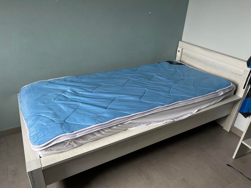 Bed 90x200 (grijs) met nachtkastje (grijs) en beddengoed, Ophalen, Zo goed als nieuw, Eenpersoons, Modern