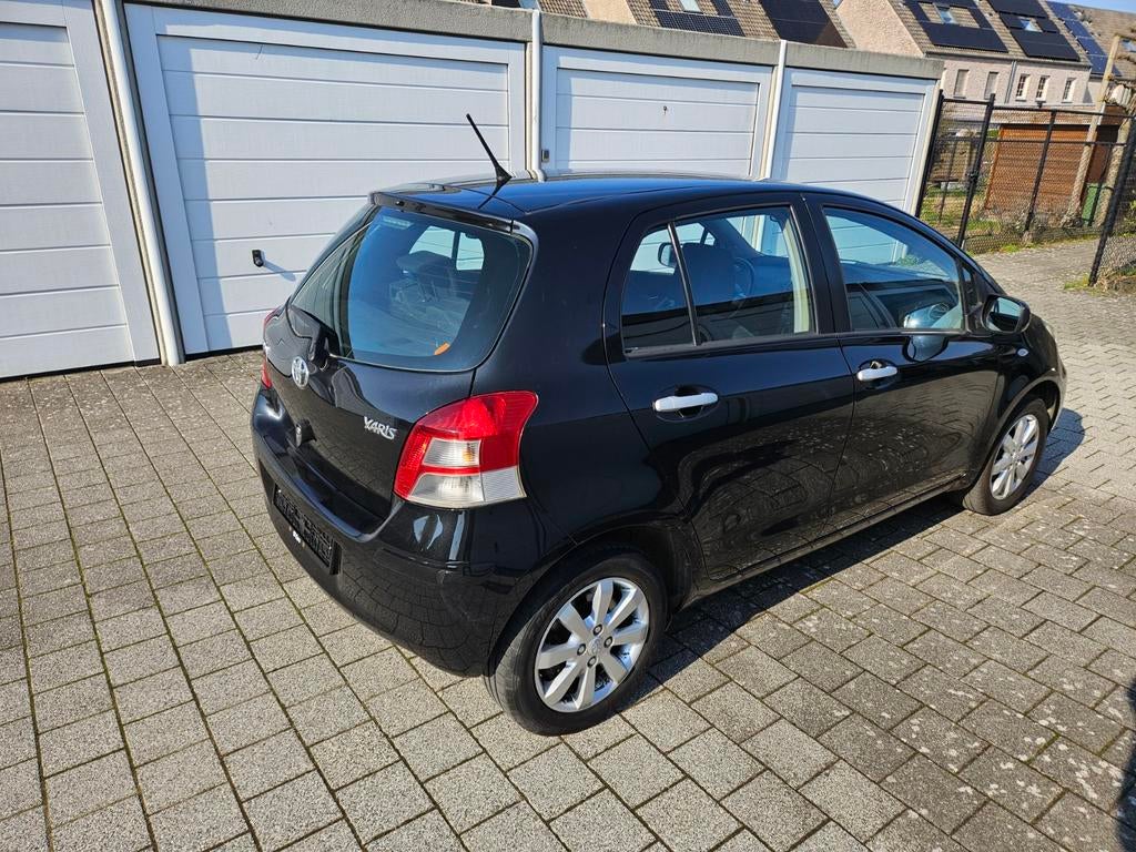 Toyota Yaris 1.0 benzine 70 pk Airco 137.dkm bj 2011 gekeurd, Auto's, Toyota, Euro 5, Stof, Zwart, Zwart