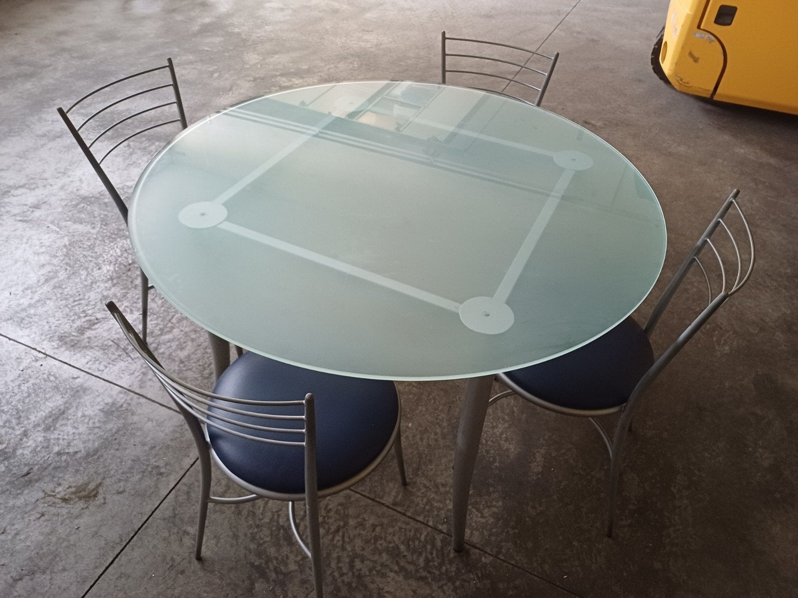 Ronde eettafel (+ 4 stoelen) met glazen blad (van 120 cm), Ophalen, Rond