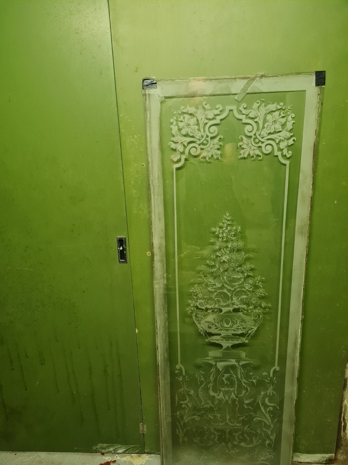 Geëtst glas met bloemmotief., Ophalen