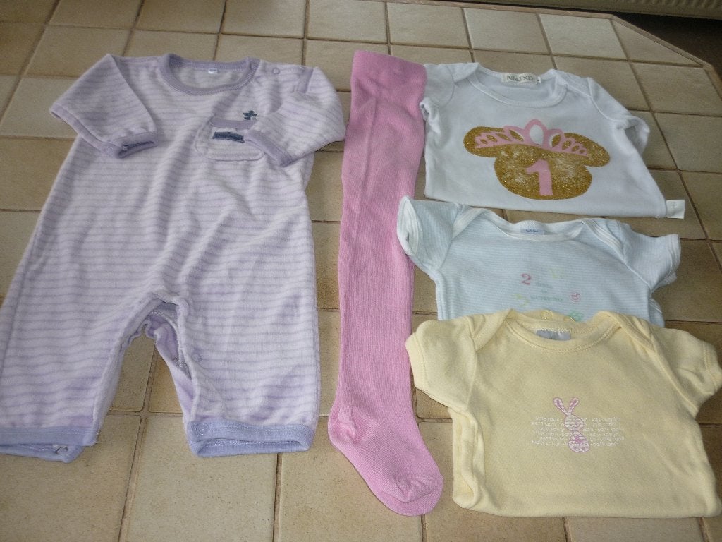 Badcape,boxpakje,body 62 en 68, Enlèvement ou Envoi, Utilisé, Fille, Vêtements de nuit ou Sous-vêtements