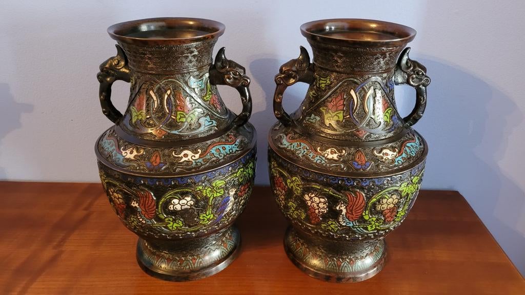 Antieke Chinese vazen,gepatineerd brons en cloisonn, Ophalen