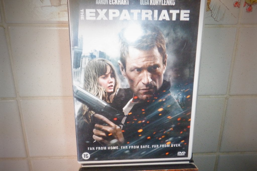 DVD The Expatriate.(Aaron Ackhart & Olga Kurylenko), CD & DVD, DVD | Action, Enlèvement ou Envoi, Thriller d'action, À partir de 16 ans
