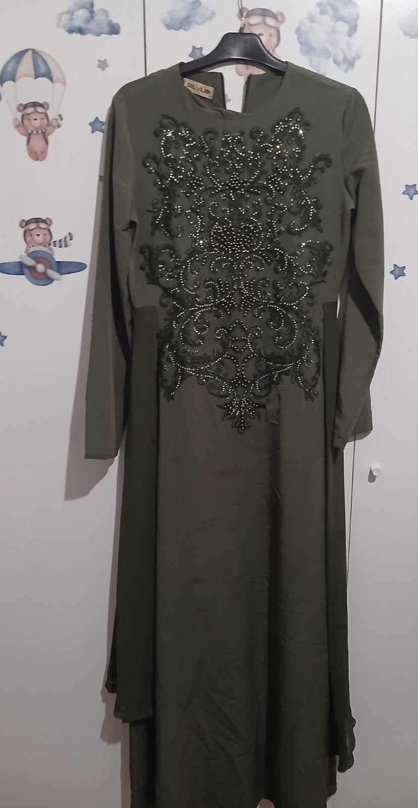 lange damesjurk kaki/groen met mooie kralen, Kleding | Dames, Gelegenheidskleding, Ophalen of Verzenden, Maat 38/40 (M), Groen
