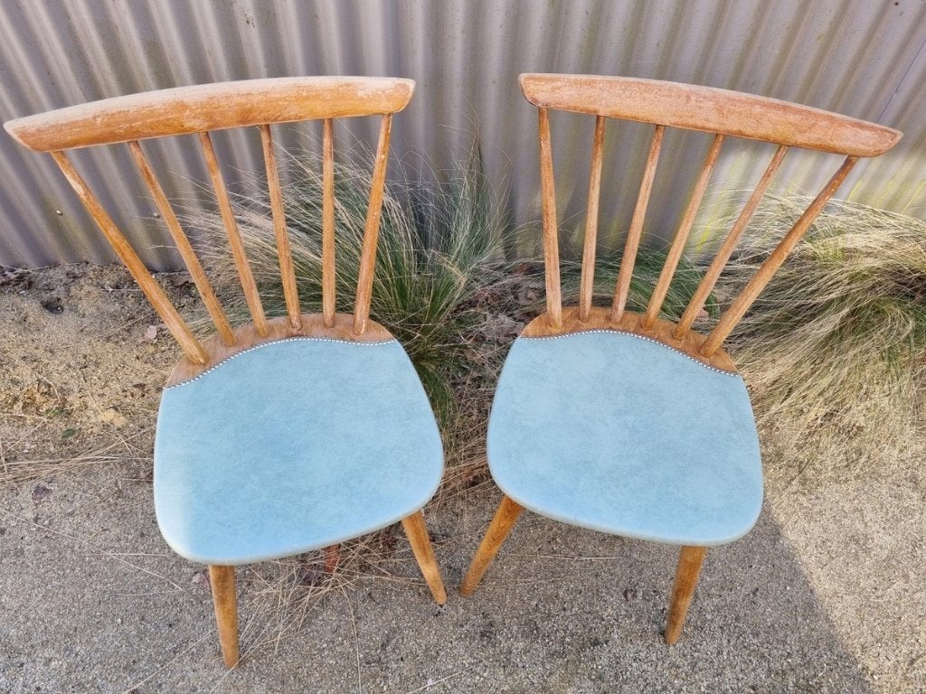 2 Vintage houten spijlenstoelen met licht blauwe skai, Ophalen, Gebruikt, Blauw, Hout