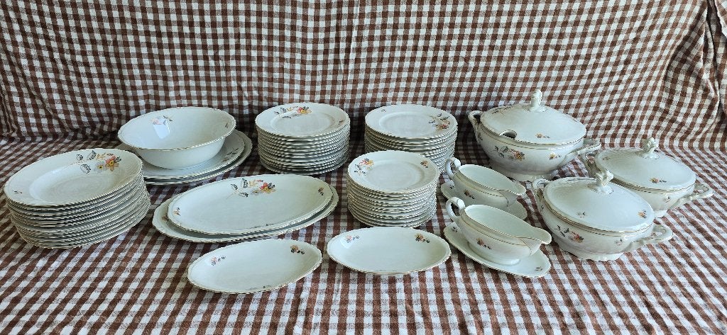 Gebloemd eetservies van Bavaria (60-delig), Enlèvement