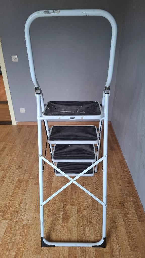 trapladder hoogste trede 1.50 cm volledig metaal, Doe-het-zelf en Bouw, Ladders en Trappen, Ophalen, Trap, Zo goed als nieuw, Opvouwbaar of Inschuifbaar