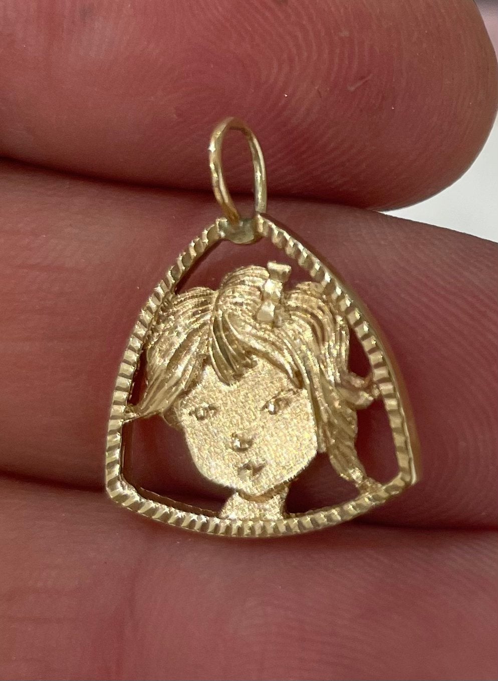 Pendentif « fille » en or 14 carats, Jaune, Autres représentations, Comme neuf, Or