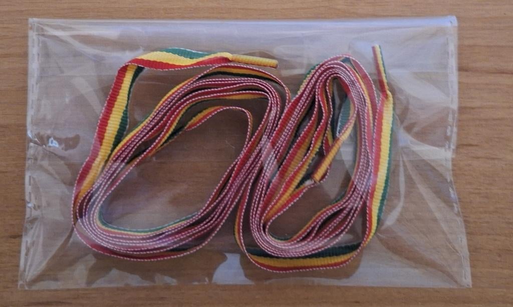1 paar stevige, platte rood-geel-groene schoenveters, NIEUW, Maat 38/40 (M), Nieuw, Ophalen of Verzenden, Accessoires