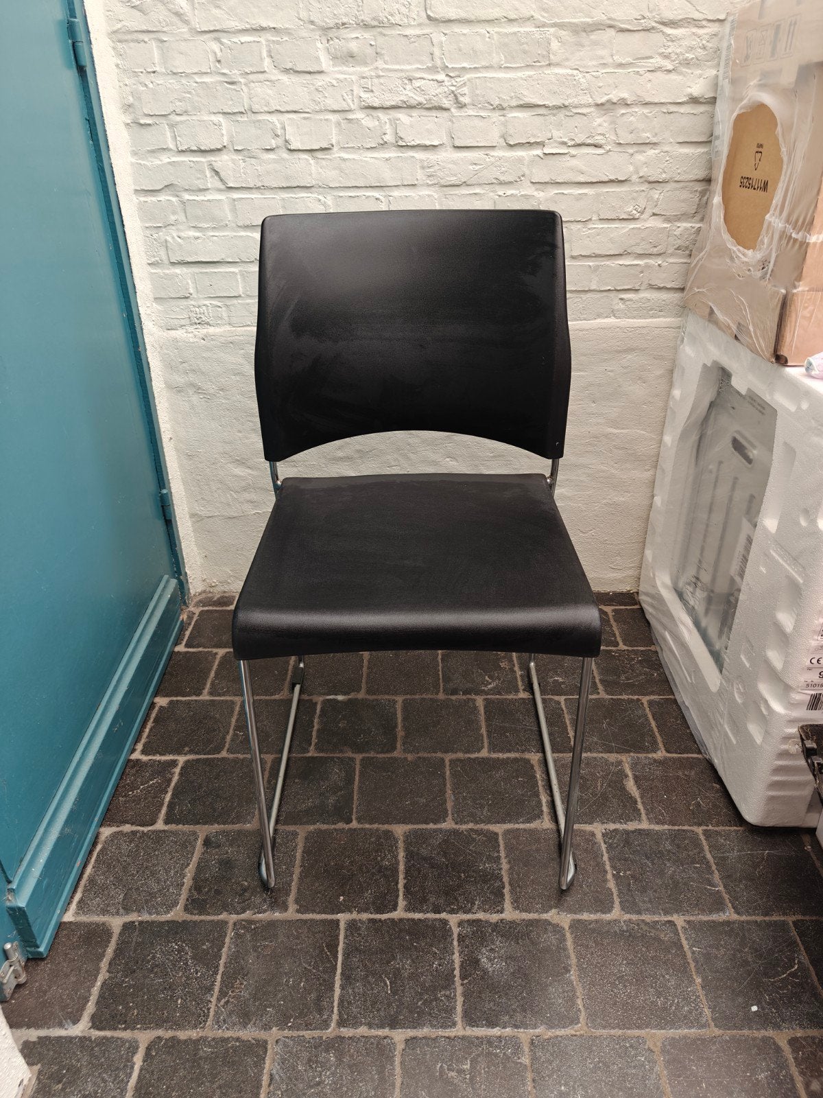 4 stapelbare zwarte stoelen, Maison & Meubles, Chaises, Synthétique, Noir, Enlèvement