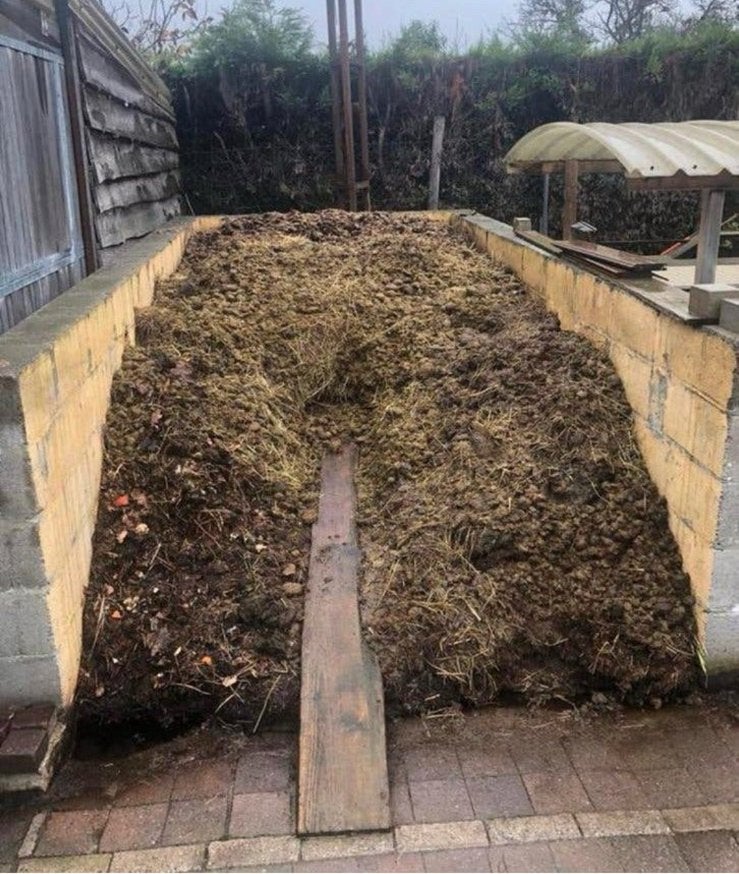 Gratis af te halen: paardenmest paarden mest, Ophalen, Mest