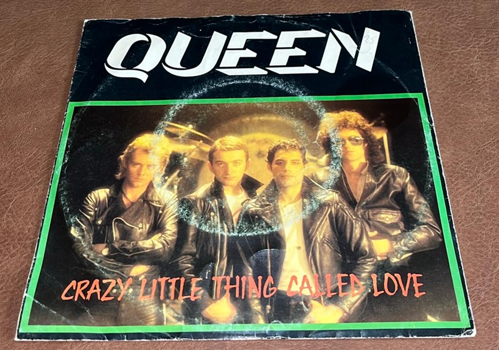 Queen ‎– Crazy Little Thing Called Love - 7” vinyl single NL, Ophalen of Verzenden, Gebruikt, Single