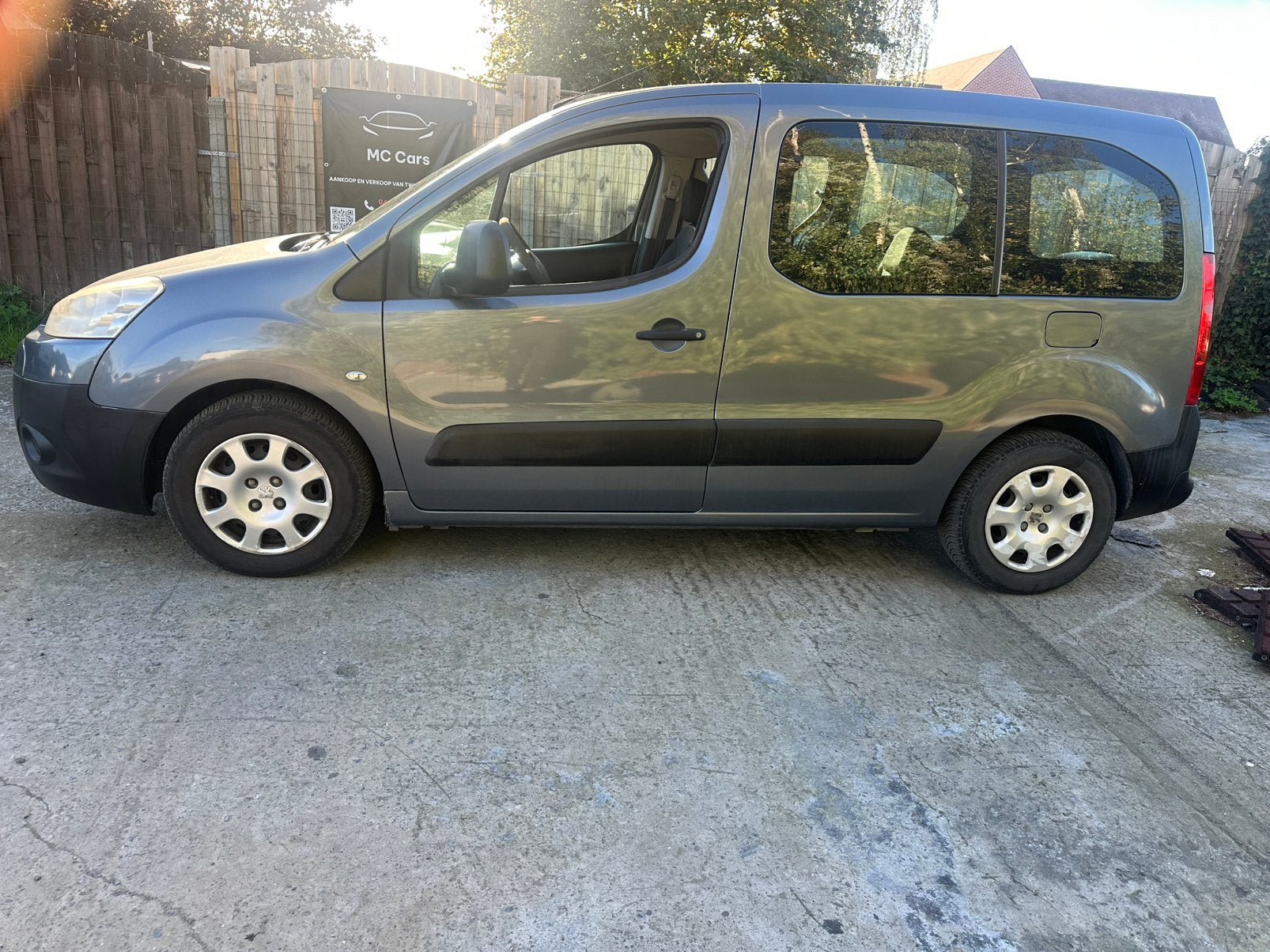 Peugeot partner tepee 1.6diesel, Auto's, Voorwielaandrijving, Euro 5, Zwart, Blauw