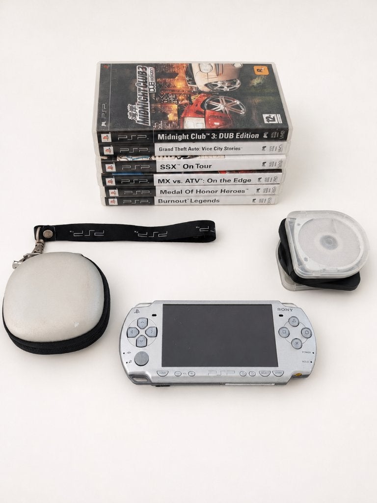 Sony PSP-2004 Slim & Lite zilver + 7 games en draaghoes, Games en Spelcomputers, Spelcomputers | Sony PSP, Ophalen, Overige kleuren
