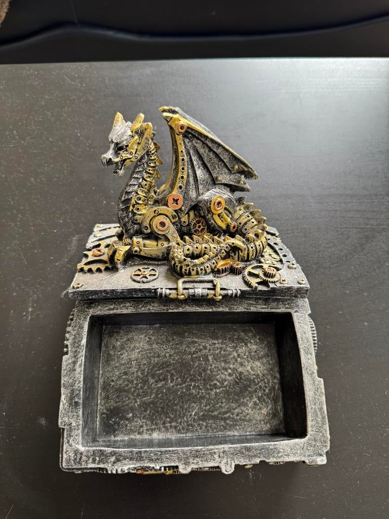 Secret of the machine dragon box, Ophalen, Zo goed als nieuw, Dier