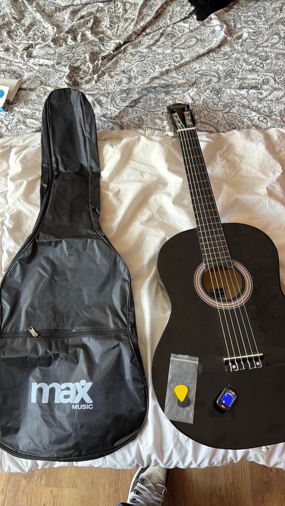 Klassieke gitaar met zak + 2 plectrums+ gitaartuner, Muziek en Instrumenten, Snaarinstrumenten | Gitaren | Akoestisch, Ophalen