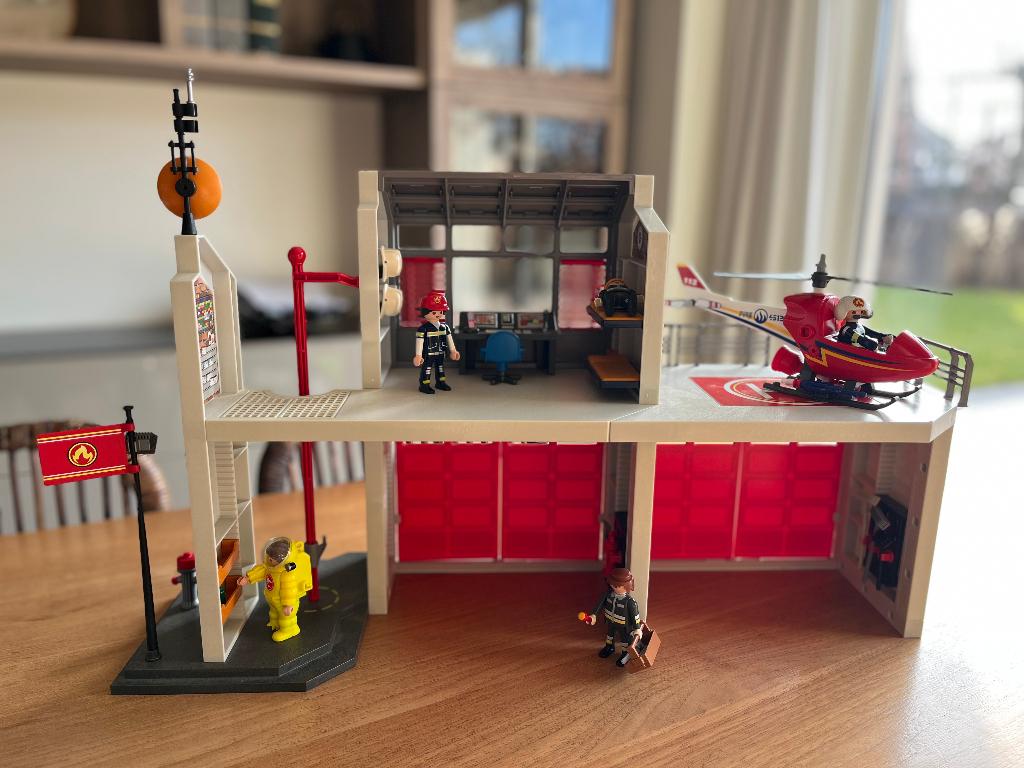 Playmobil brandweerkazerne met helicopters en brandweerwagen, Ophalen of Verzenden, Zo goed als nieuw, Complete set