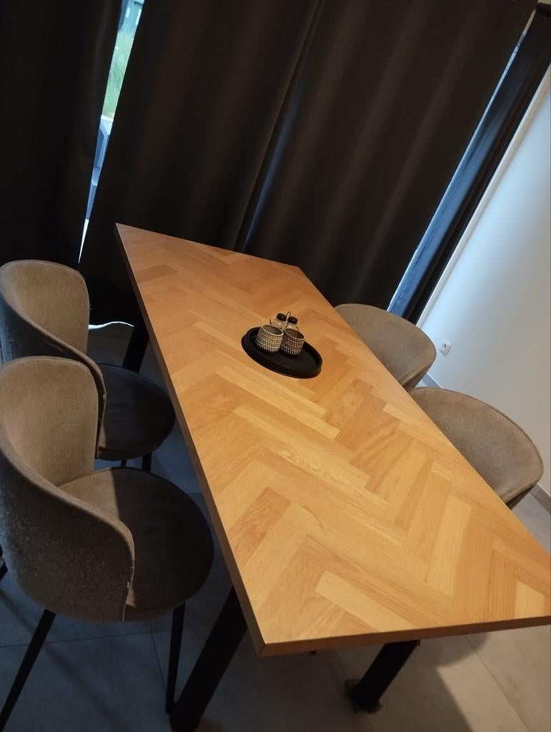 Tafel met 4 stoelen, moet dringend weg wegens verhuis., Ophalen