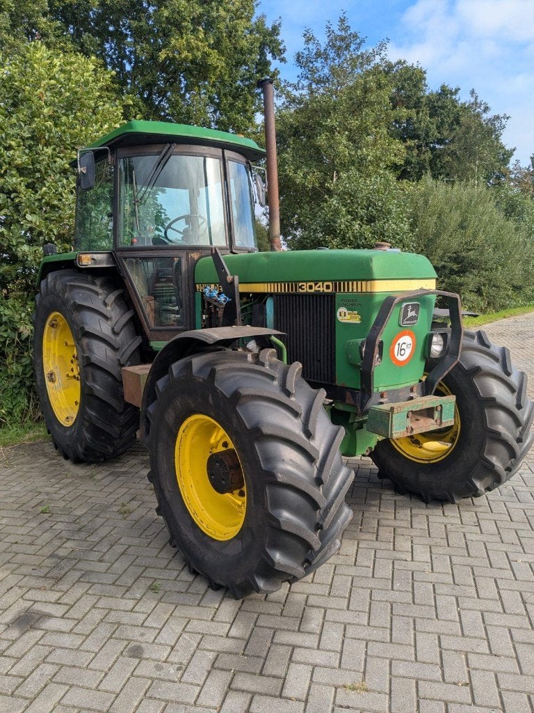 2 X John Deere 3040 + 3050 met voorlader!   JD 4240 S, John Deere, Enlèvement ou Envoi, 80 à 120 ch, Utilisé
