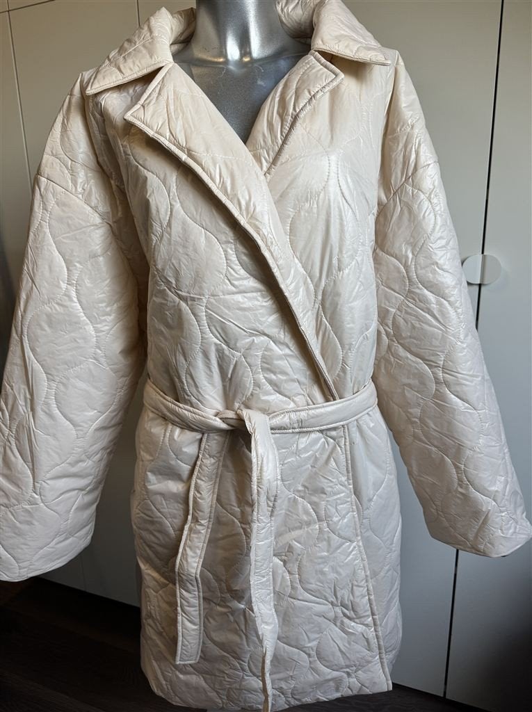 Boohoo Cream Quilted Puffer Oversized Belted Coat Maat 44-46, Kleding | Dames, Ophalen of Verzenden, Nieuw, Maat 42/44 (L)