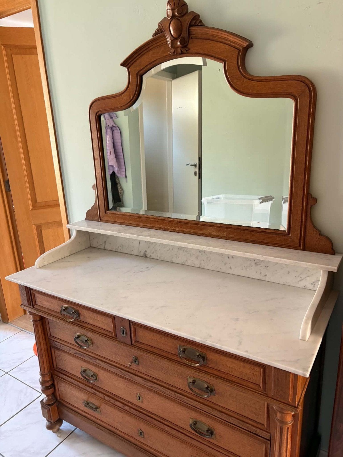 Dressoir kast met spiegel, Enlèvement