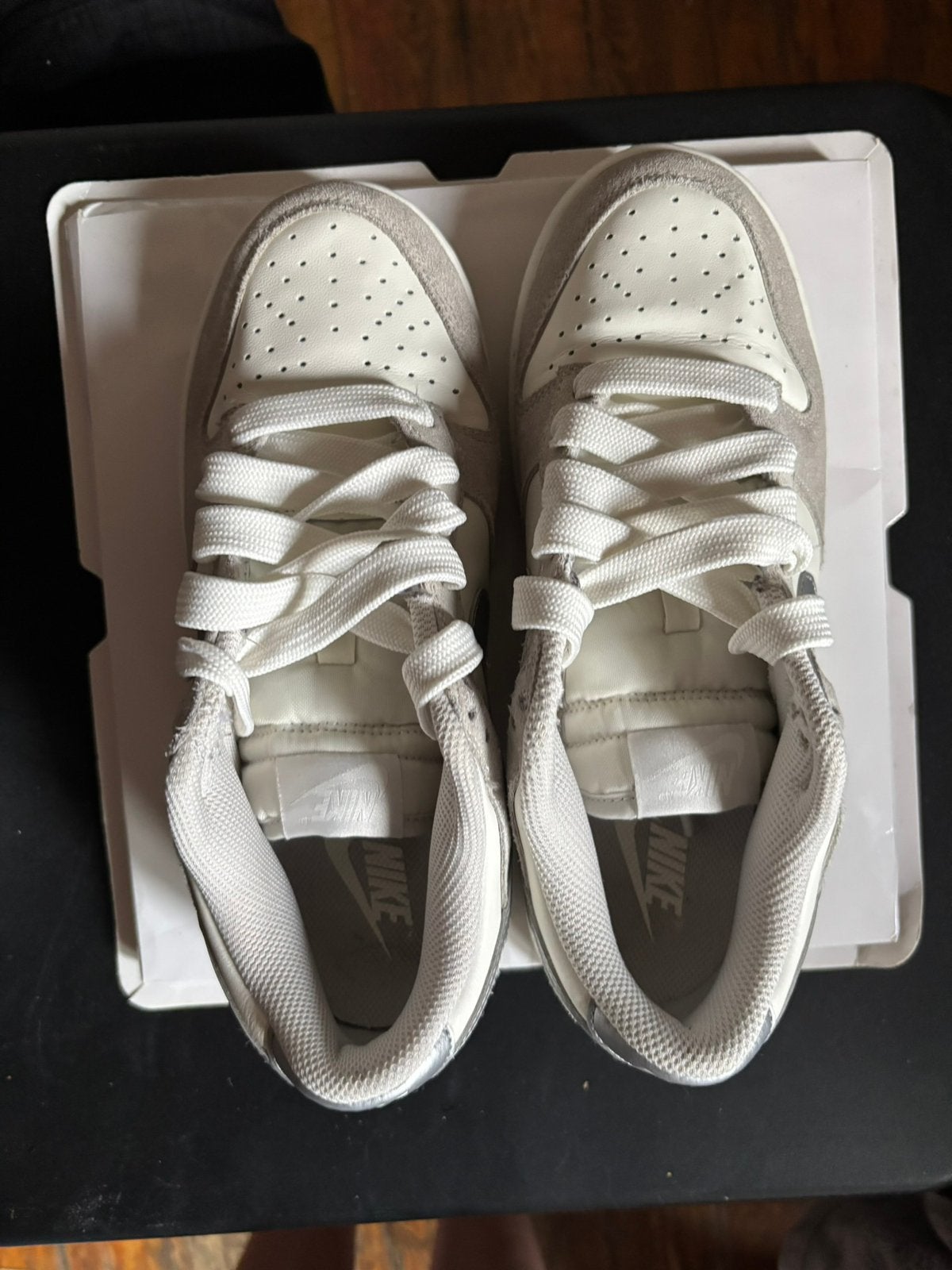 Nike grises et anches pour femme, Vêtements | Femmes, Chaussures, Enlèvement, Porté, Blanc, Chaussures basses