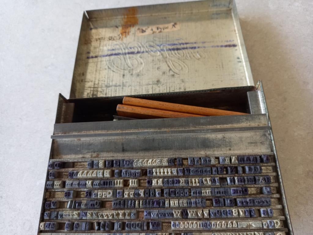 Vintage drukkersset Belga Para Rubber N• 4 Type A., Antiek en Kunst, Antiek | Kantoor en Zakelijk, Ophalen