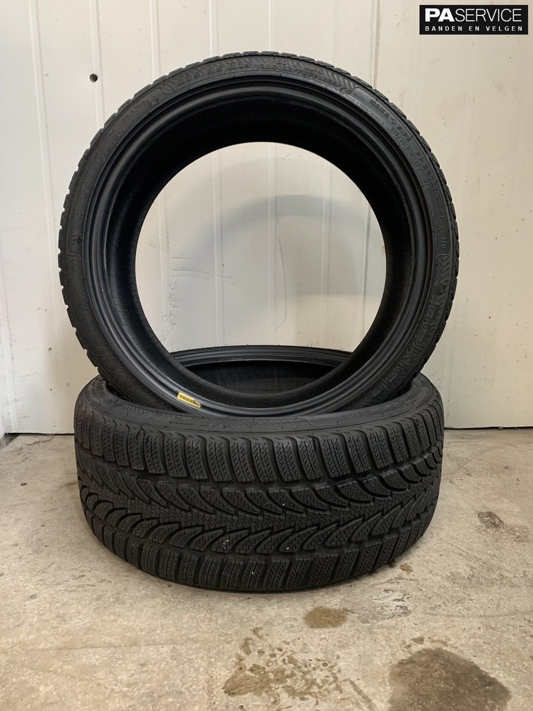 2x Nokian 235 35 19 winterbanden met 8 mm, Auto-onderdelen, Gebruikt, Velg(en), -, -
