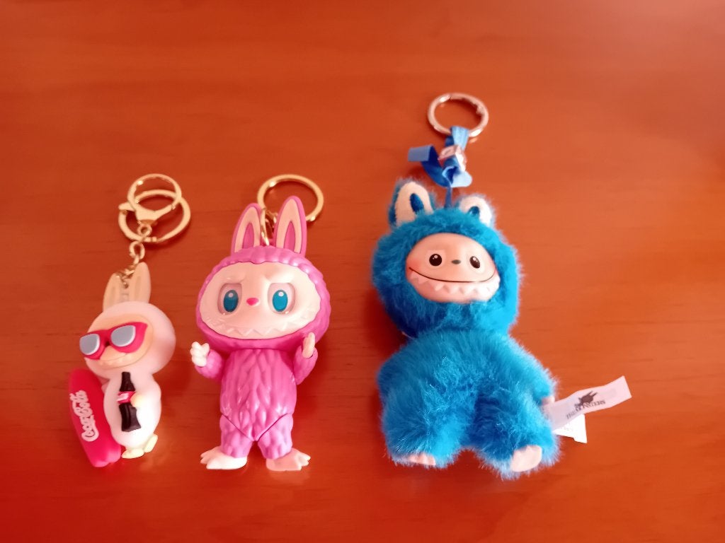 3 Verzamel sleutelhangers van o.a. coca-cola - labubu, Ophalen of Verzenden, Zo goed als nieuw, Merk