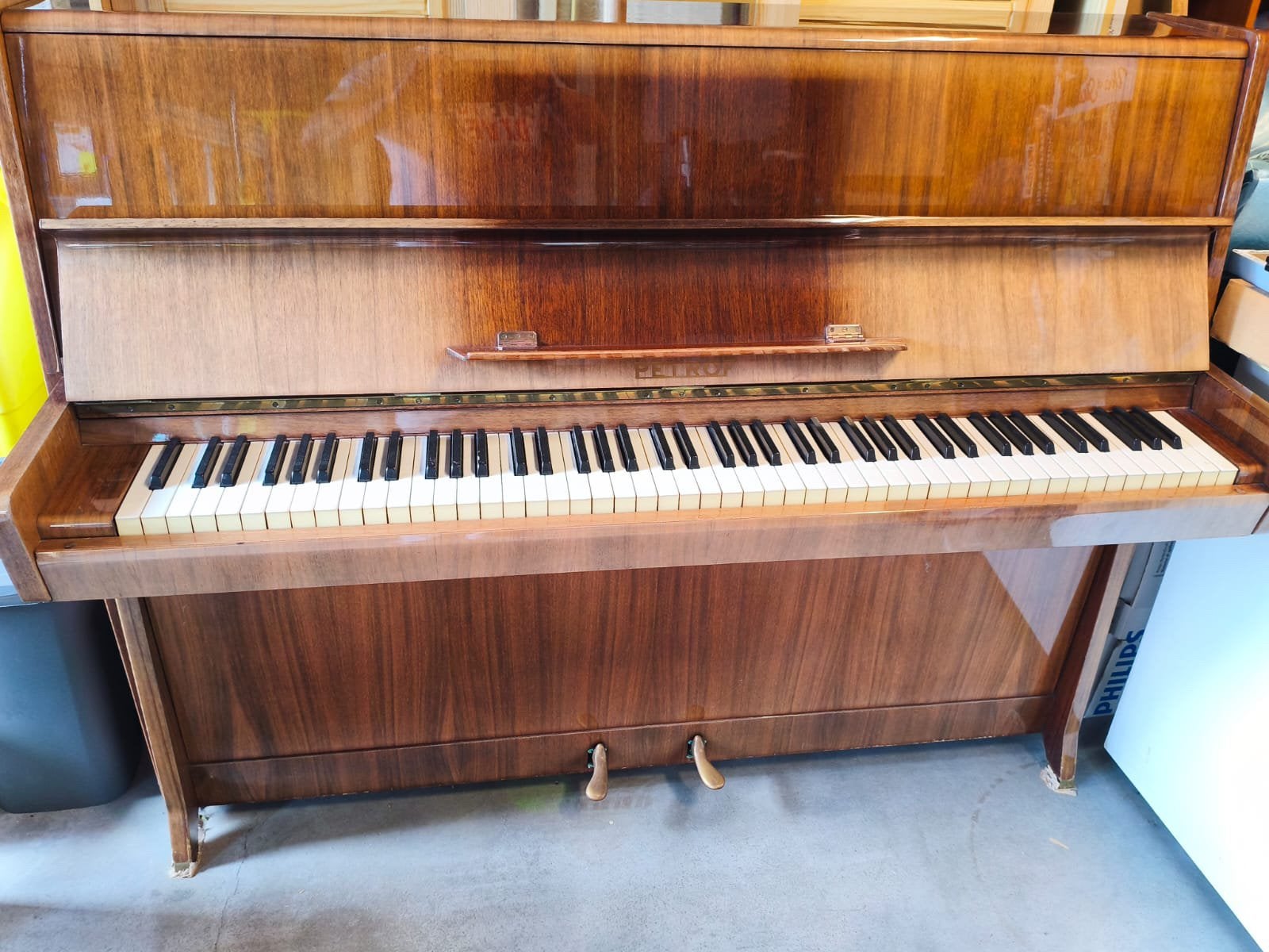 Piano PETROV, Musique & Instruments, Pianos, Enlèvement, Utilisé, Piano, Brillant