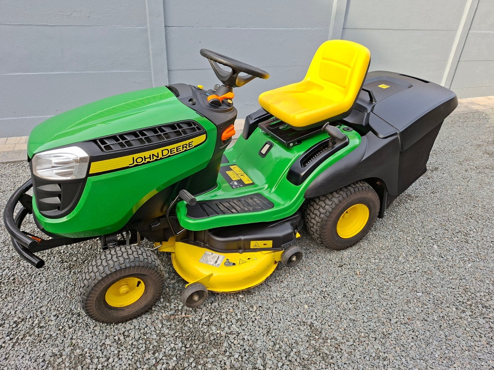 John Deere X166R in topstaat met 53u !! (m2454454569) — Zitmaaiers ...