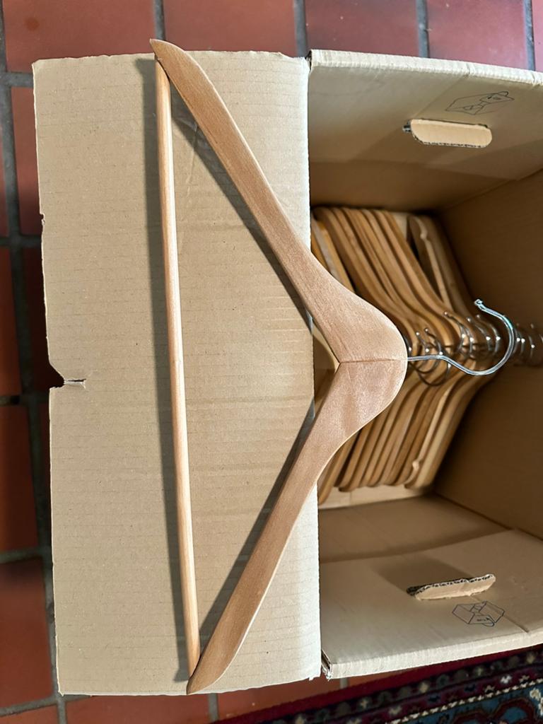 Set 20 houtenkleerhangers, incl verhuisdoos, Ophalen, Zo goed als nieuw