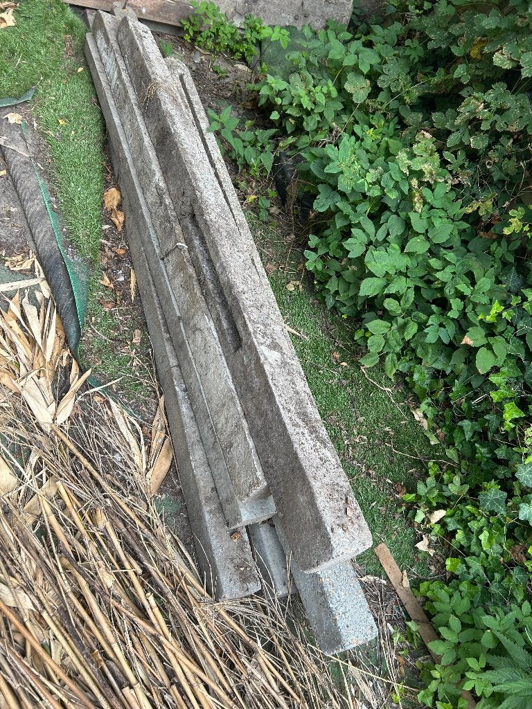 Betonnen afsluitingspalen (7) en één betonplaat, Ophalen