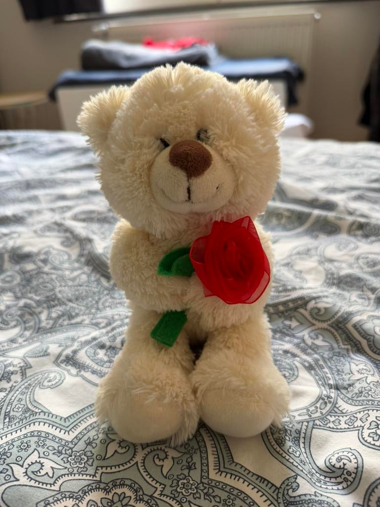 Peluche ours Tender Toys avec rose – très bon état, Enfants & Bébés, Jouets | Peluches, Enlèvement, Comme neuf, Rose, Ours