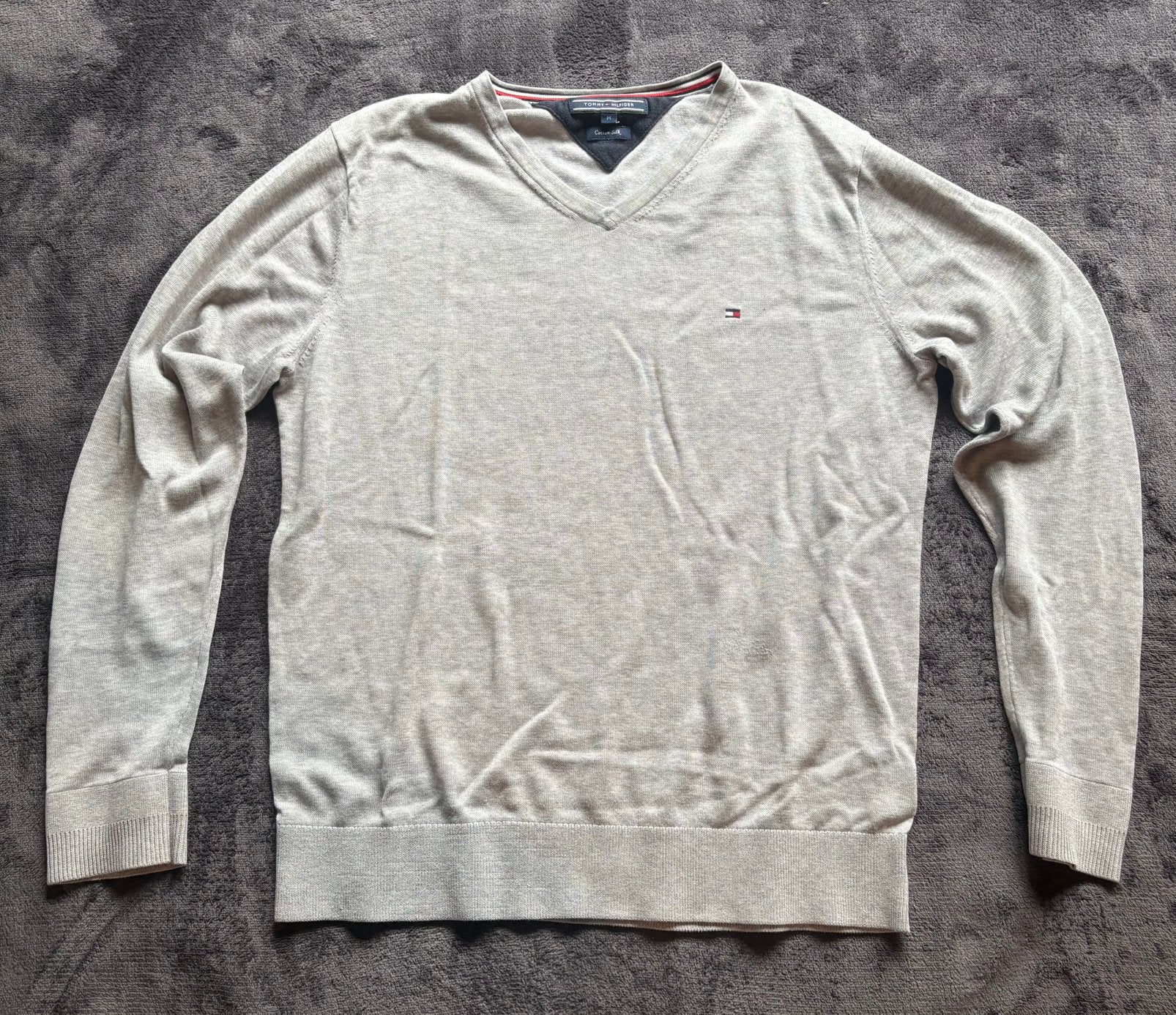 Tommy Hilfiger Lichtgrijze V‑Neck Trui – Maat M, Kleding | Heren, Verzenden, Gedragen, Maat 48/50 (M), Grijs