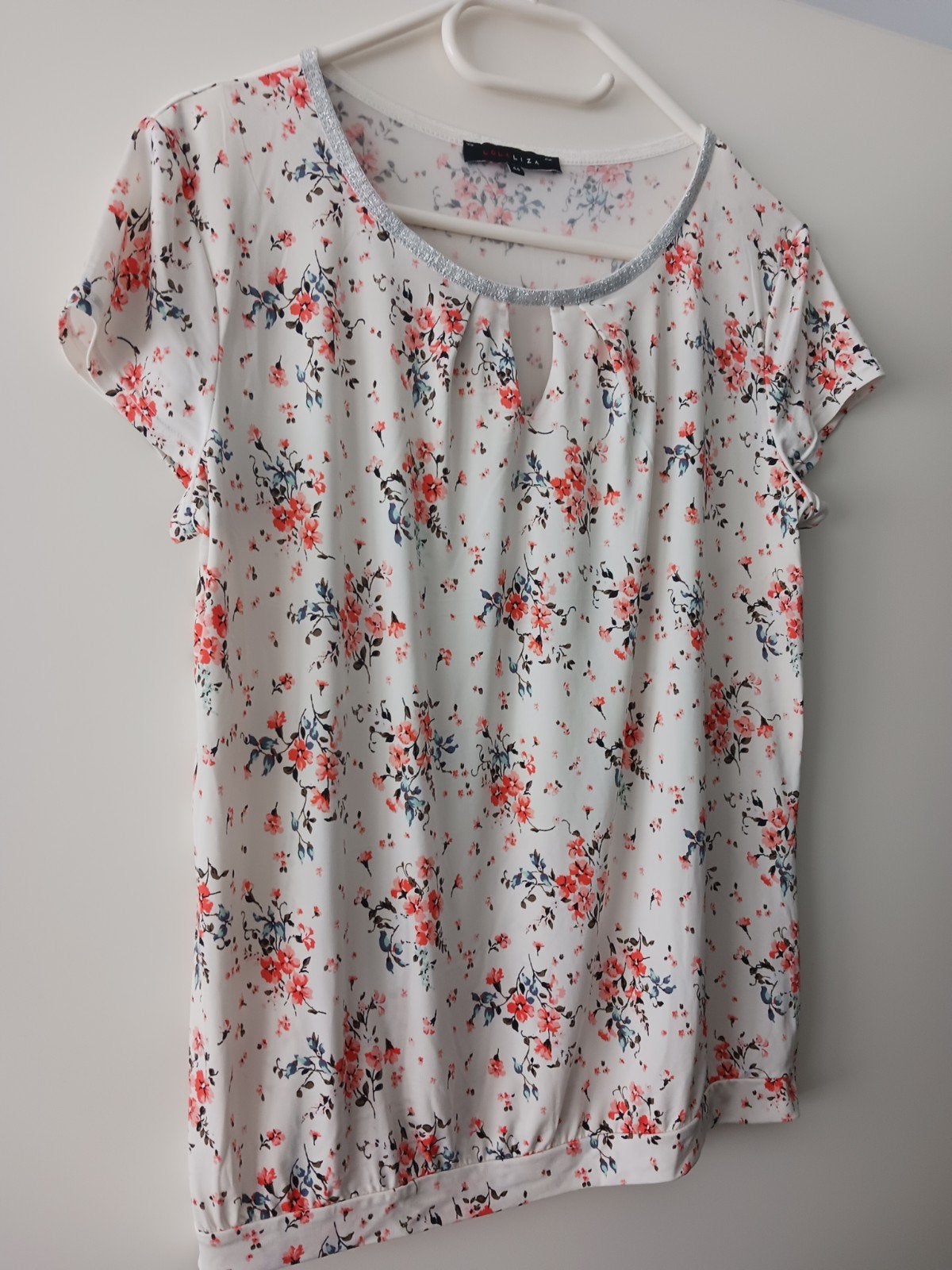 T- shirt merk Lola Liza net als nieuw te koop.M 42-44, Kleding | Dames, T-shirts, Ophalen, Maat 42/44 (L), Zo goed als nieuw, Korte mouw