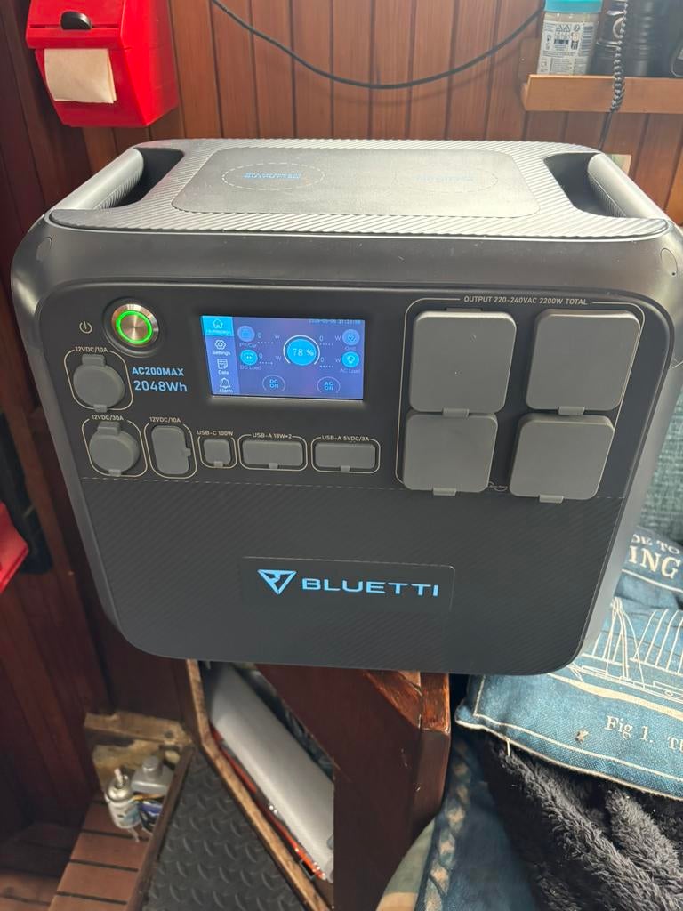 BLUETTI ac200max + 2 panneau pv120, Enlèvement, Comme neuf