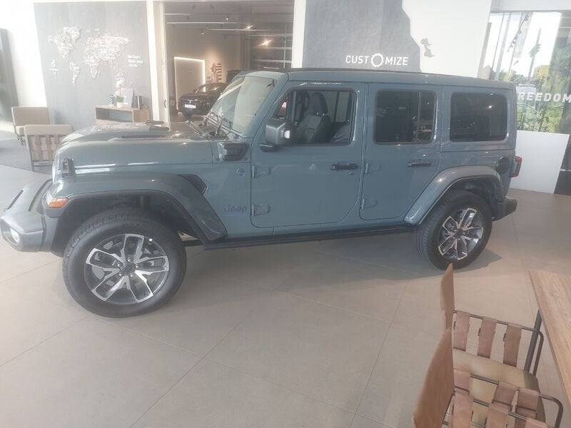 Jeep Wrangler Unlimited 4xe PHEV Sahara AT8 4X4, Auto's, Automaat, Zwart, 4 cilinders, Bedrijf