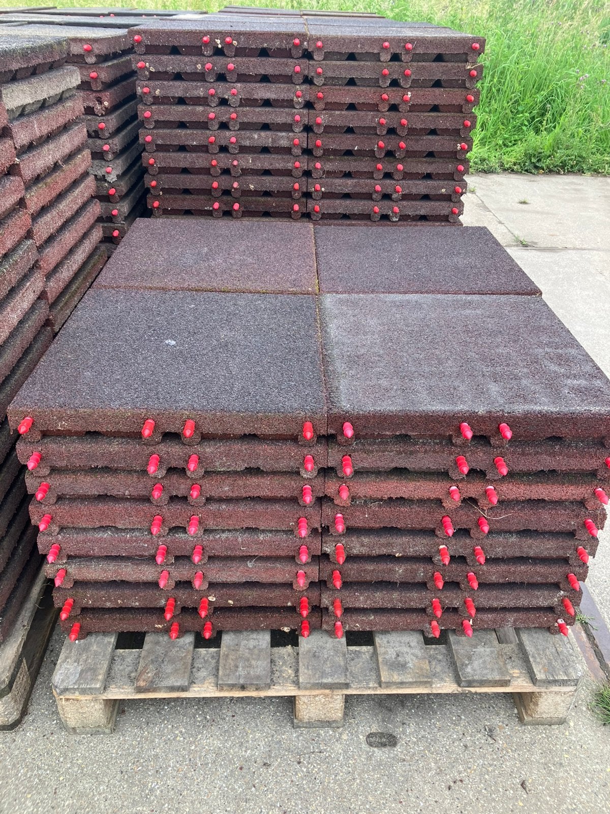 166 vochtdoorlatende rubberen tegels 50x50x6,5cm, Tuin en Terras, Ophalen, Zo goed als nieuw