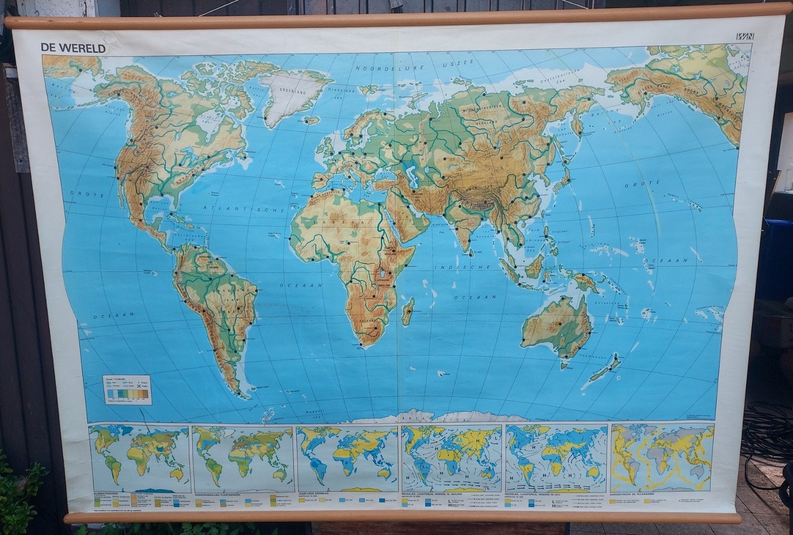 Oude schoolkaart De Wereld, Ophalen