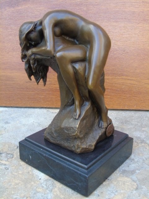 Naakte vrouw op een hoge bronzen rots gesigneerd, MILO, Antiek en Kunst, Ophalen of Verzenden, Brons