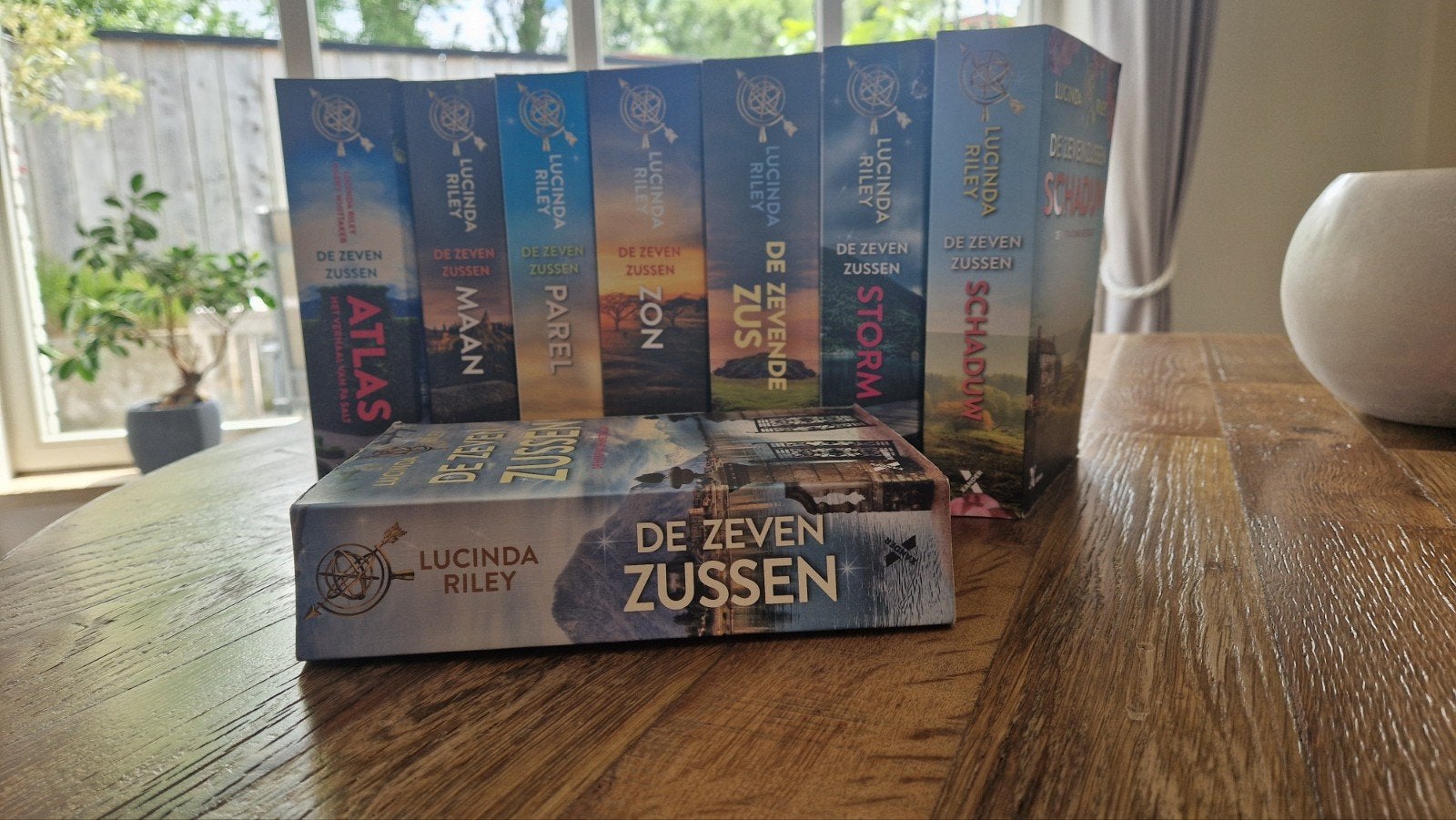 De Zeven Zussen, Livres, Romans, Enlèvement