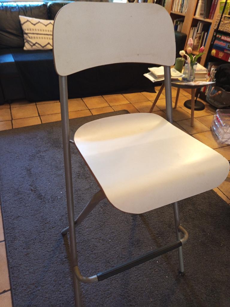 Chaise de bar blanche ikea, Maison & Meubles, Tabourets de bar, 90 cm ou plus, 1 tabouret, Avec repose-pieds, Enlèvement