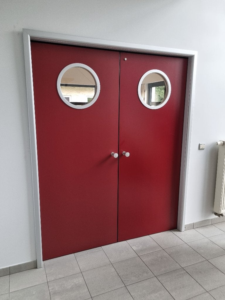 Porte double de couleur bordeaux avec hublot  Anyway, Bricolage & Construction, Enlèvement, Moins de 80 cm, Bois, 200 à 215 cm