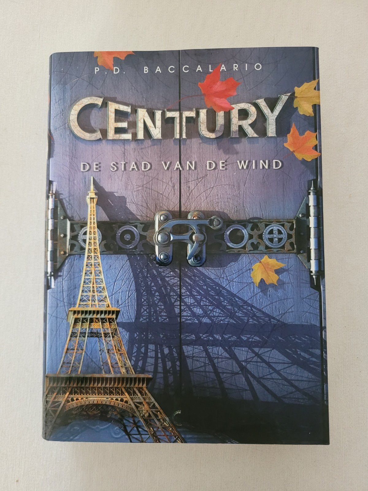Century - De Stad van de Wind (Deel 3), Boeken, P.D. Baccalario, Ophalen of Verzenden, Zo goed als nieuw, Fictie